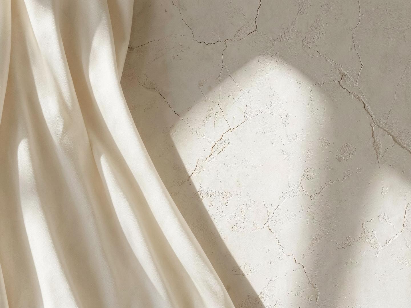 أقمشة عاجية وضوء ناعم يعبّران عن هوية VÉRA